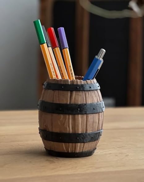 Retro Tasarım Varil Kalemlik – Rustik Masaüstü Düzenleyici Masanızda Eskitme Şıklığı ve Endüstriyel Düzen bir arada! Barrel Pen Holder