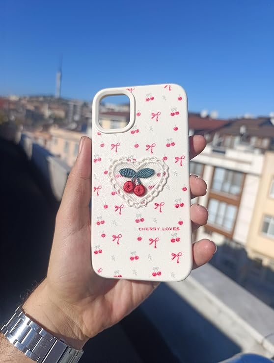 Cherry Loves Nakışlı Kawaii Kiraz Desenli Telefon Kılıfı – iPhone ile Uyumlu, Darbe Emici, Şık ve Dokulu Arka Kapak (kiraz, iphone 11)